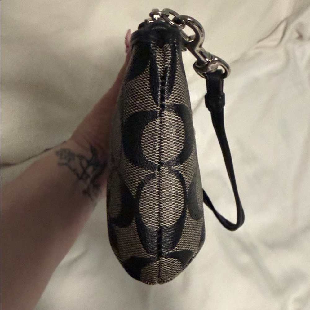 Coach Horse and Carriage signature Monogram Black and white Wristlet Like New! - Picture 7 of 8